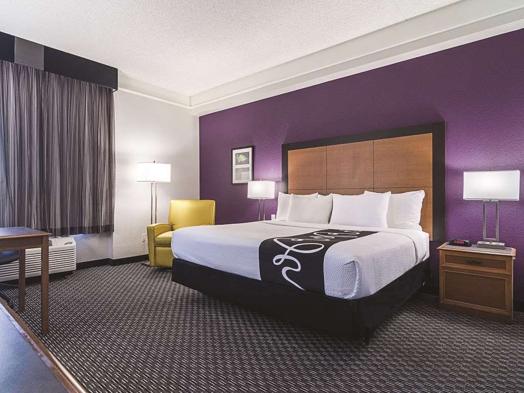 La Quinta Inn & Suites by Wyndham Phoenix Mesa West | 902 W Grove Ave, Mesa, AZ 85210, USA | Phone: (480) 844-8747