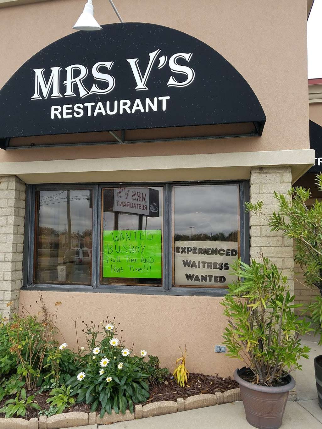 Mrs Vs Restaurant | 855 E Rollins Rd, Round Lake Beach, IL 60073, USA | Phone: (847) 223-0404