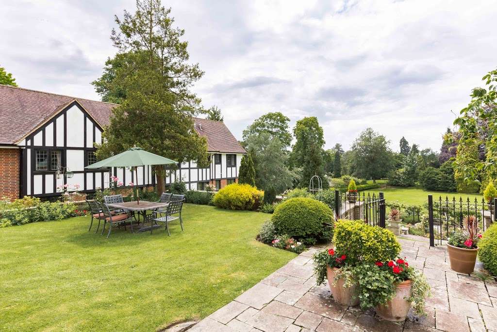 Barchester - Reigate Beaumont Care Home | Colley Ln, Reigate RH2 9JB, UK | Phone: 01737 225544
