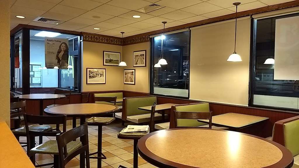 McDonalds | 5890 S 27th St, Milwaukee, WI 53221, USA | Phone: (414) 282-2250