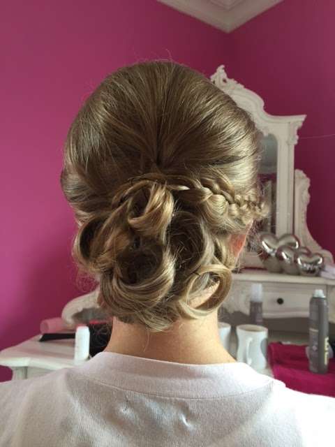 Hollys Hair Hut | 9 Samantha Mews, Havering-atte-Bower, Romford RM4 1QS, UK | Phone: 07725 998588