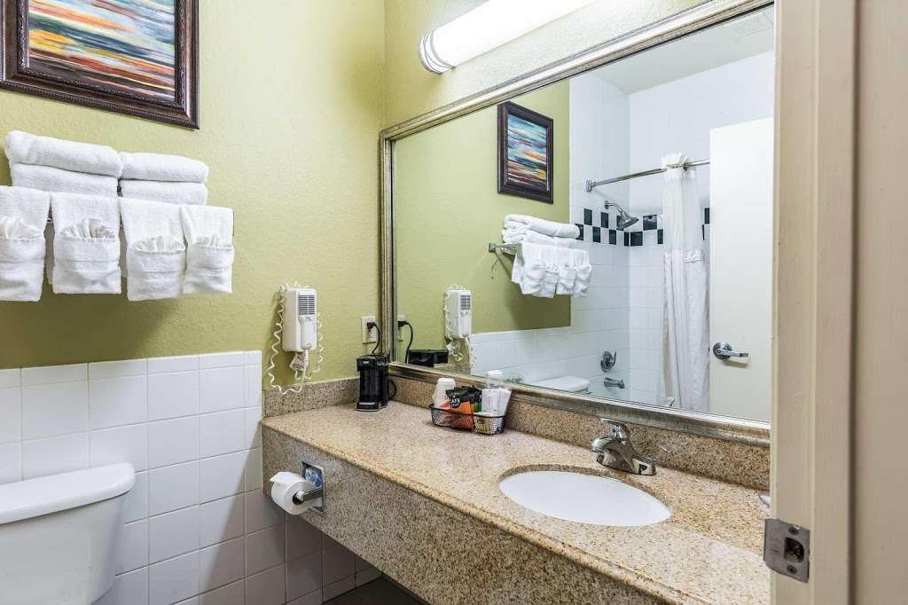 Quality Suites North | 150 Overland Trail, Houston, TX 77090, USA | Phone: (281) 440-4448