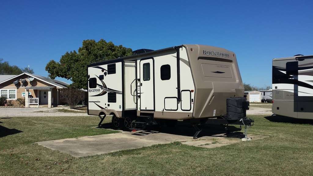 A Country Breeze RV Park | 19575 Benton City Rd, Somerset, TX 78069, USA | Phone: (210) 624-2665