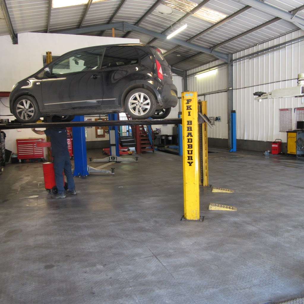 Days Garage Edenbridge | Unit 6 Gardiners Business Park, Little Browns Lane, Edenbridge TN8 6LH, UK | Phone: 01732 866544