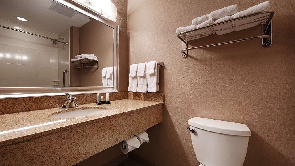 Best Western Plus Hiawatha Hotel | 119 E Lodge Rd, Hiawatha, KS 66434 | Phone: (785) 740-7000