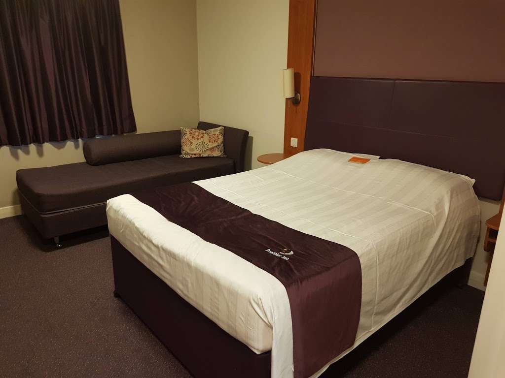 Premier Inn Thurrock East | Fleming Road, Unicorn Estate, Chafford Hundred, Grays RM16 6YJ, UK | Phone: 0871 527 9092