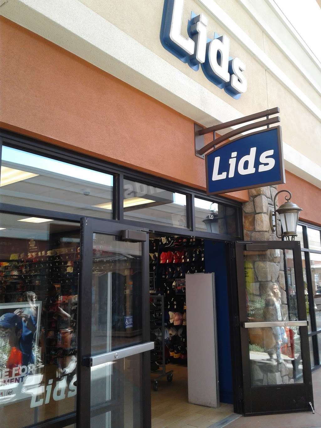 Lids | 5701 Outlets Tejon Pkwy SPC 320, Arvin, CA 93203 | Phone: (661) 858-2414