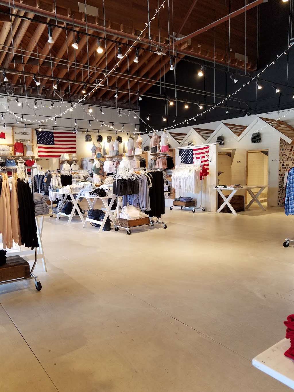 Brandy Melville - Pacific Beach | 4516 Mission Blvd, San Diego, CA 92109, USA | Phone: (858) 255-8822