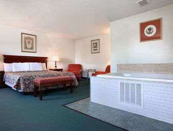 Travelodge Waukegan Gurnee | 3633 N Lewis Ave, Waukegan, IL 60087, USA | Phone: (847) 249-7778