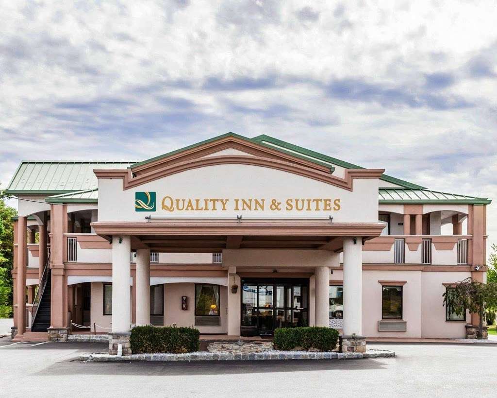 Quality Inn & Suites | 1905 John Fries Hwy, Quakertown, PA 18951, USA | Phone: (215) 538-3000