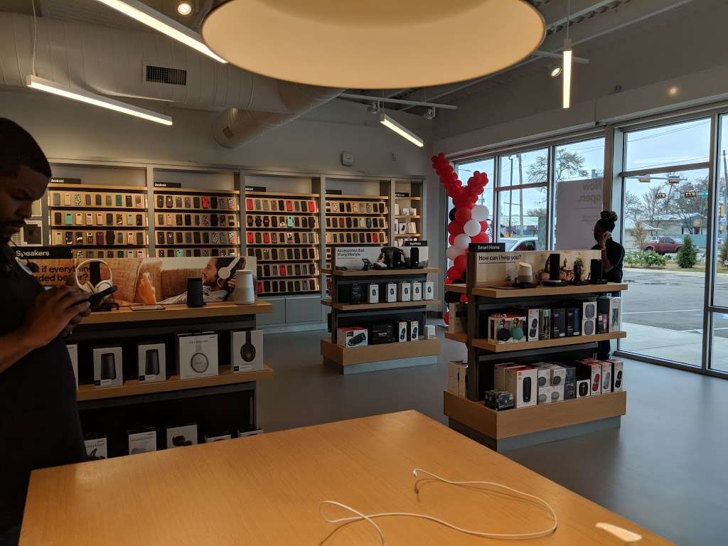 Verizon | 2400 N Shepherd Dr Suite 140, Houston, TX 77008, USA | Phone: (281) 661-3686