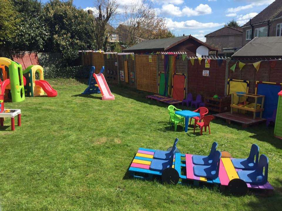 Little Oaks Montessori Nursery | St James Hall, Pear Tree Walk, Cheshunt EN7 6RG, UK | Phone: 01992 643334