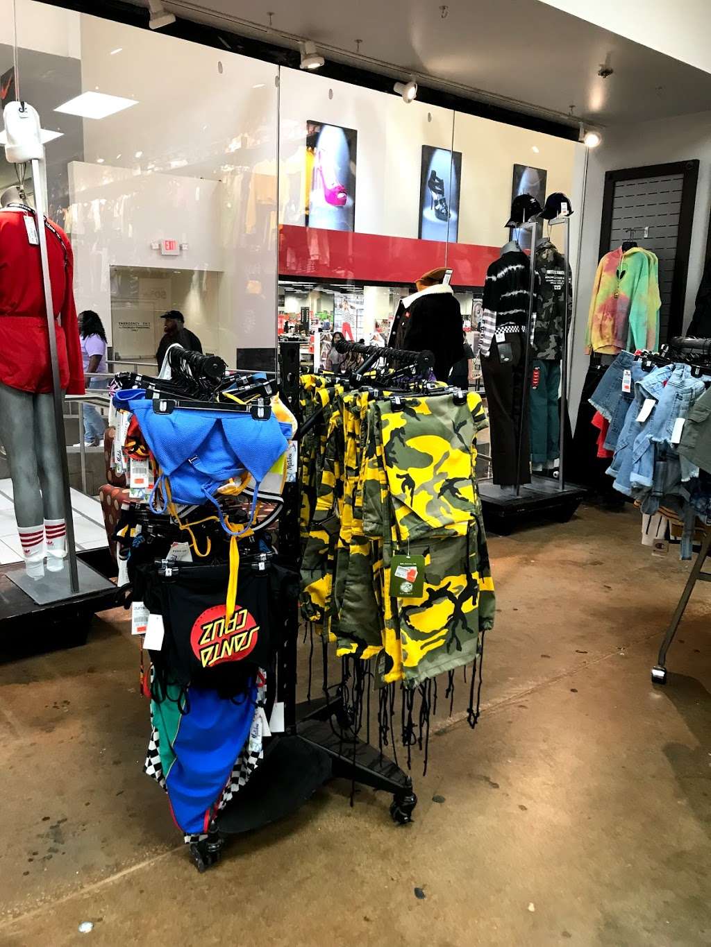 Zumiez | 3000 Grapevine Mills Pkwy #606, Grapevine, TX 76051, USA | Phone: (972) 874-7259