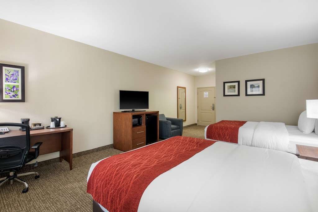 Comfort Inn & Suites | 1419 N, US-67, Cedar Hill, TX 75104, USA | Phone: (972) 291-0008