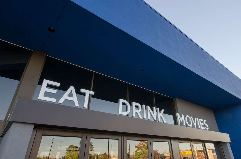 Studio Movie Grill College Park | 3535 W 86th St, Indianapolis, IN 46268, USA | Phone: (317) 876-3331