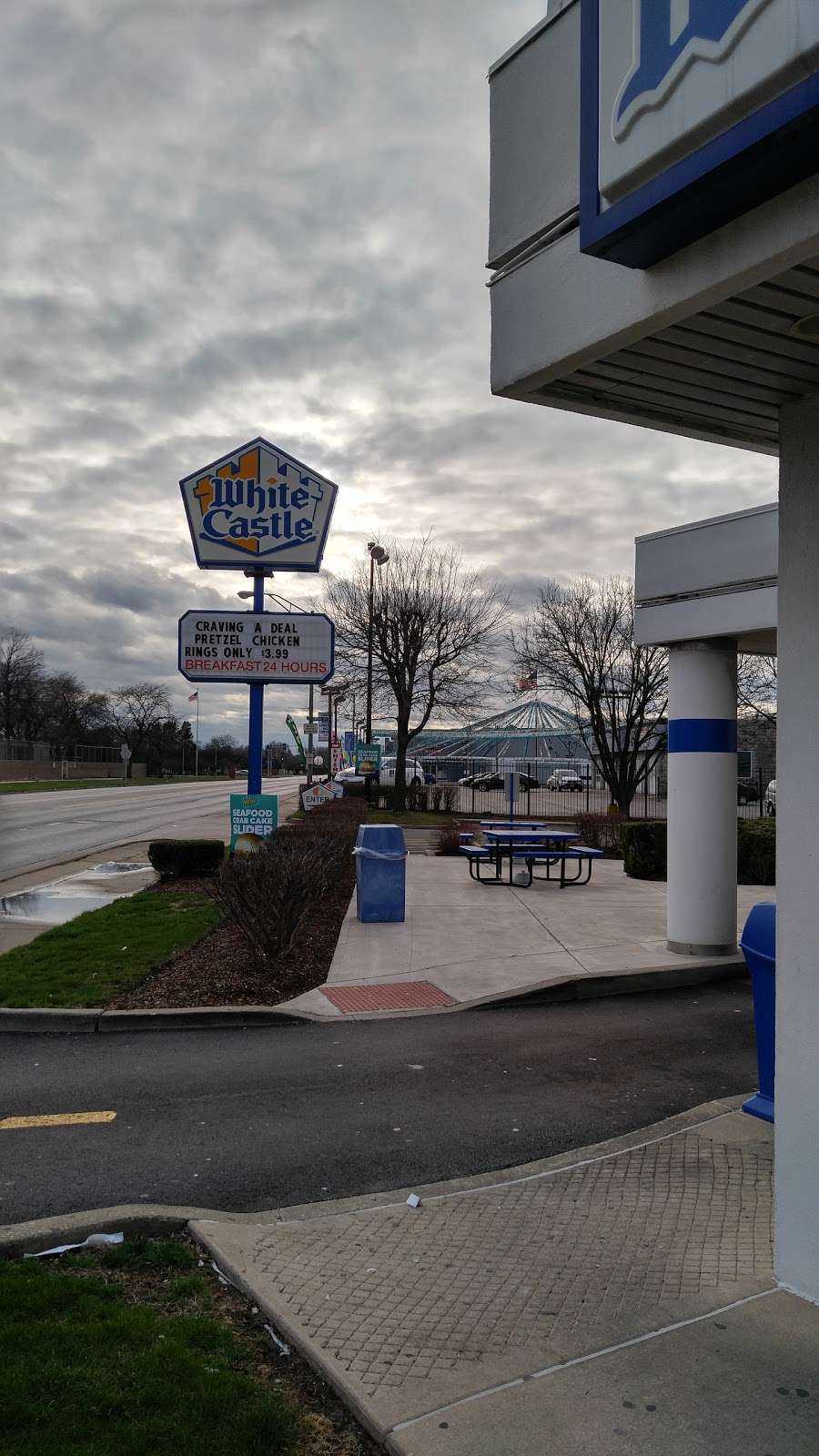 White Castle | 211 Roosevelt Rd, Maywood, IL 60153, USA | Phone: (708) 345-2621