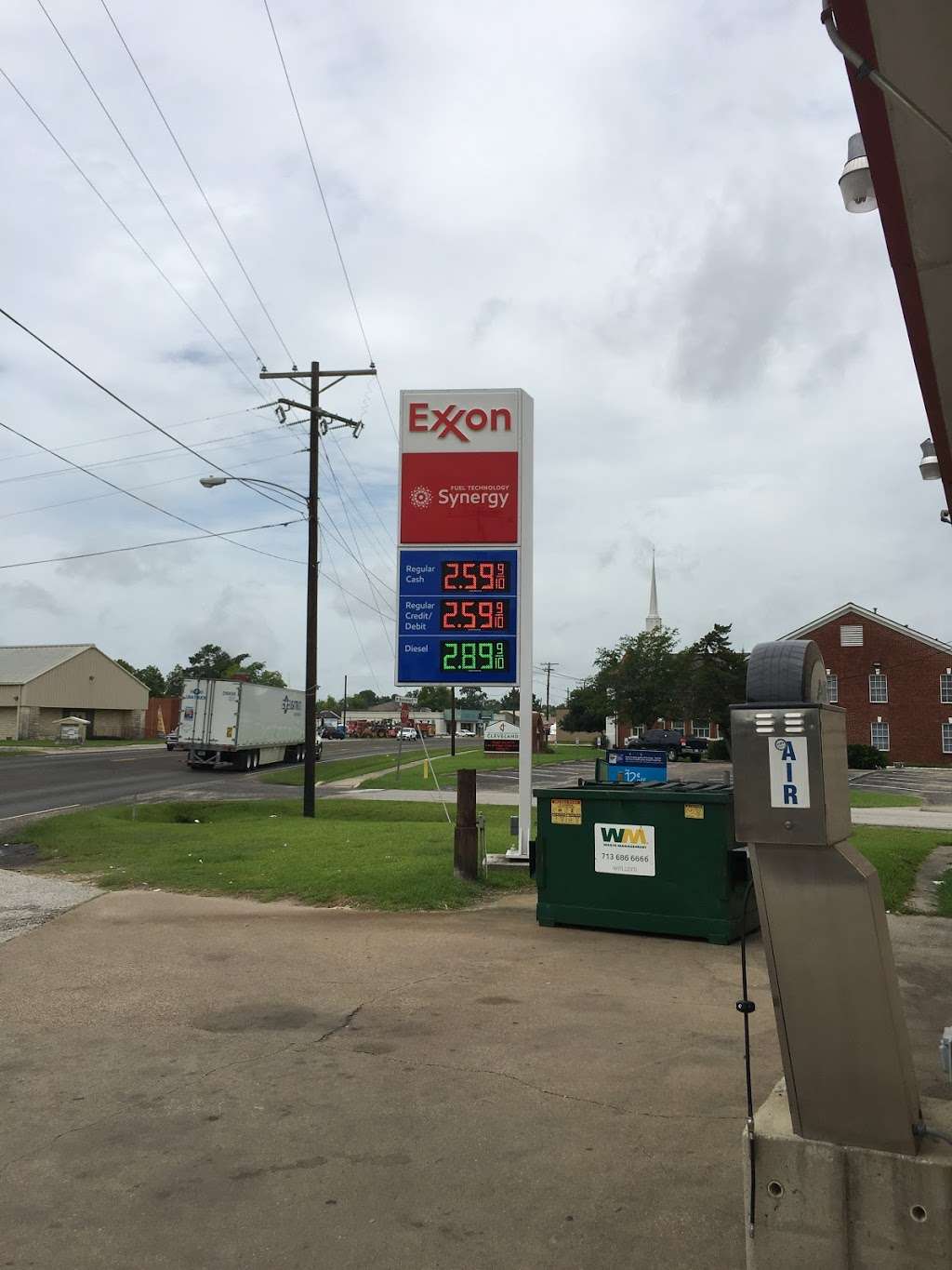 Exxon | 513 E Houston St, Cleveland, TX 77327, USA | Phone: (281) 592-8920