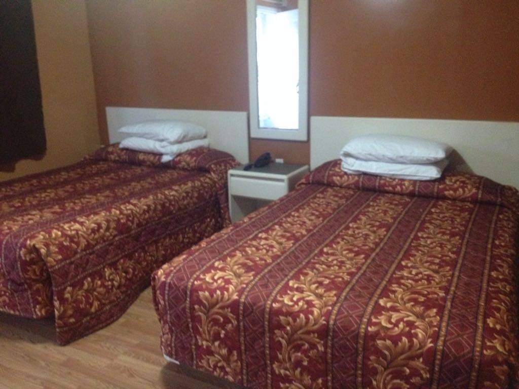 Leisure Motel | 1425 Division Rd, Windsor, ON N8W 5W9, Canada | Phone: (519) 969-1060