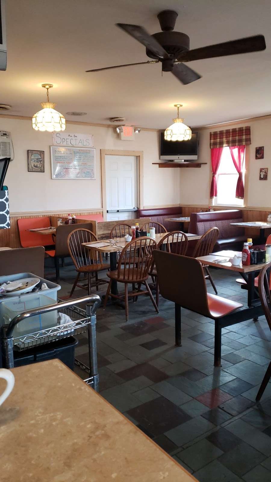 Cosmos Restaurant | 136 Rabbit Rd, Salisbury, MA 01952, USA | Phone: (978) 462-7070