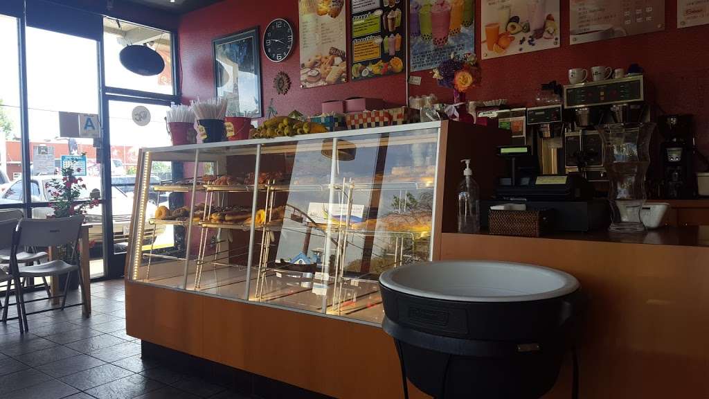 DC Cafe Donuts | 18501 Victory Blvd, Reseda, CA 91335 | Phone: (818) 345-2627