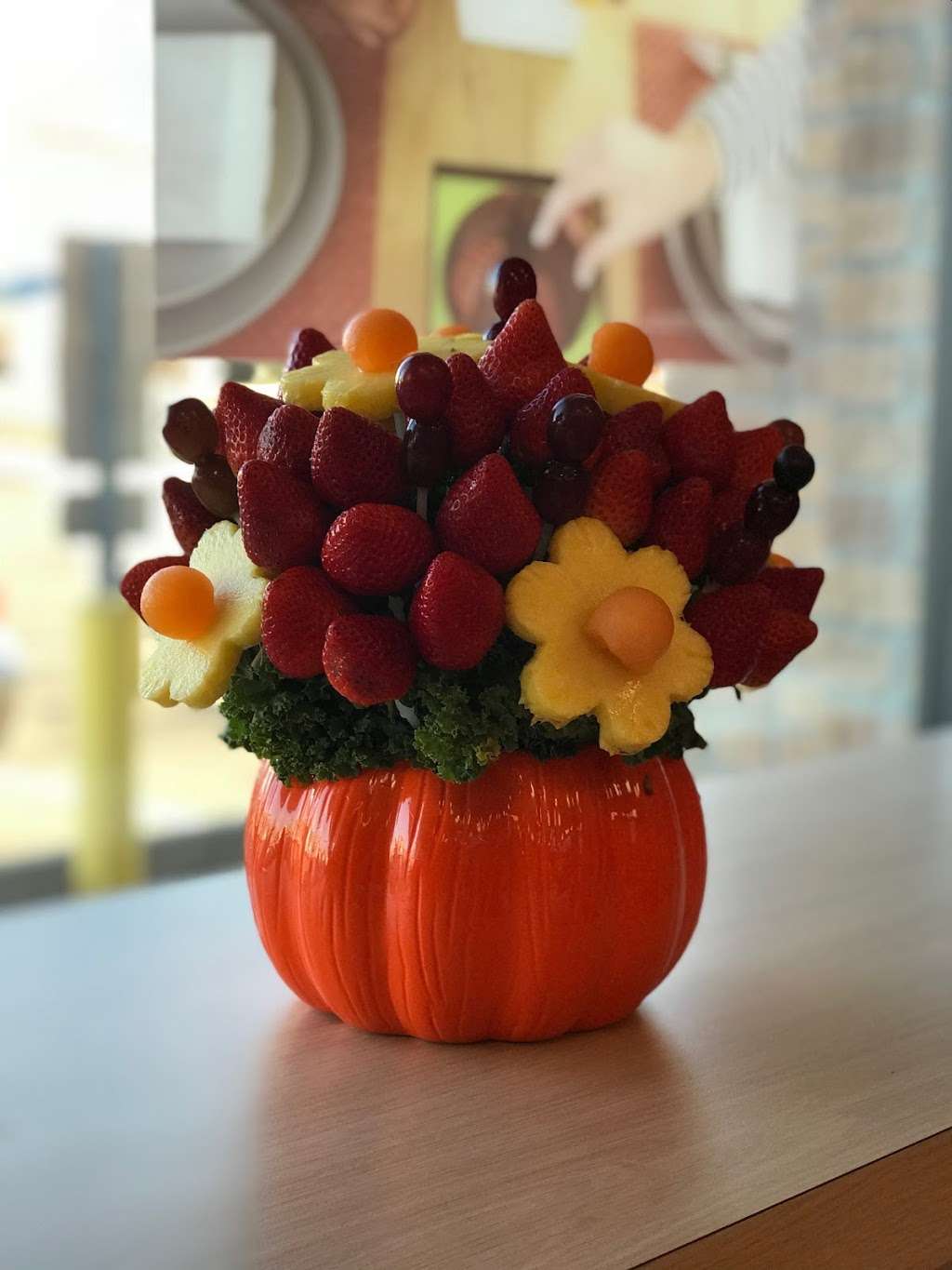 Edible Arrangements | Playhouse Corner, 77 Main St S Unit 103, Southbury, CT 06488, USA | Phone: (203) 264-6061