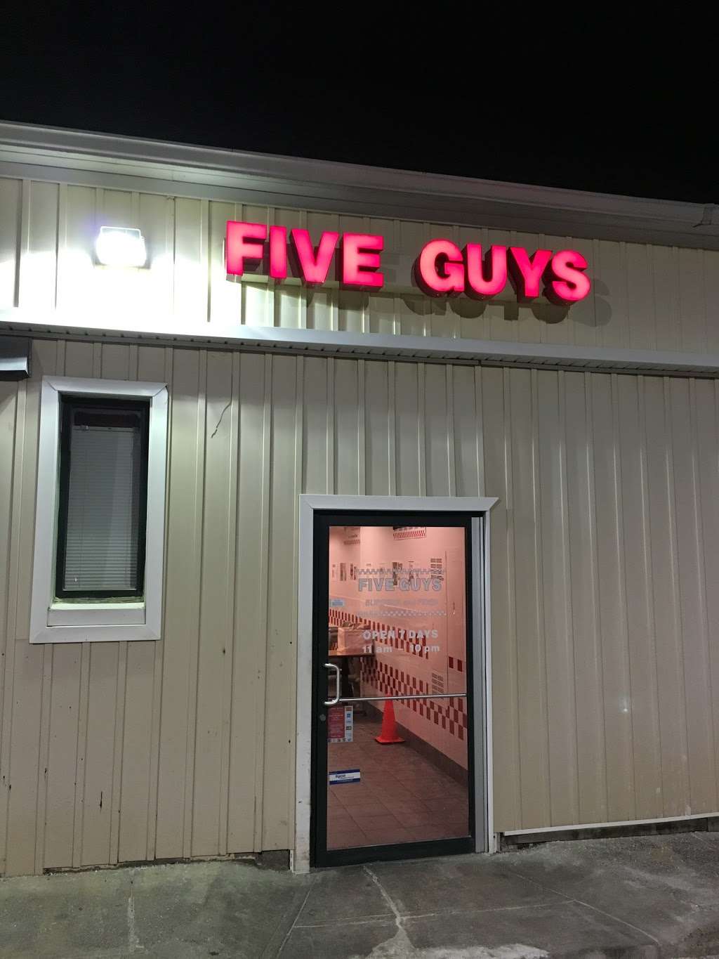 Five Guys | 255 S Main St, Newtown, CT 06470, USA | Phone: (203) 304-1193