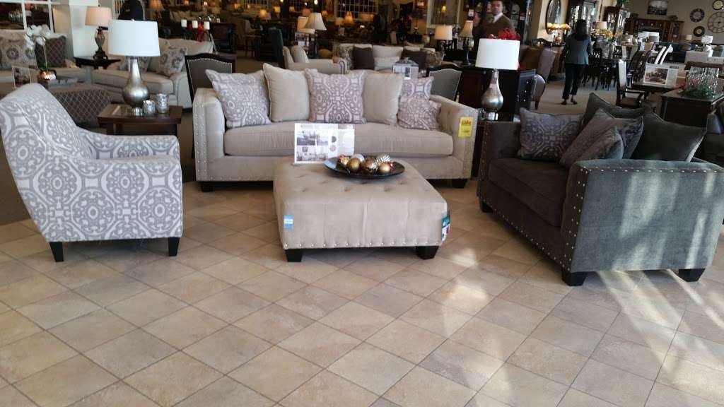 Raymour & Flanigan Furniture and Mattress Store | 2005 Broadhollow Rd, Farmingdale, NY 11735 | Phone: (631) 768-8243