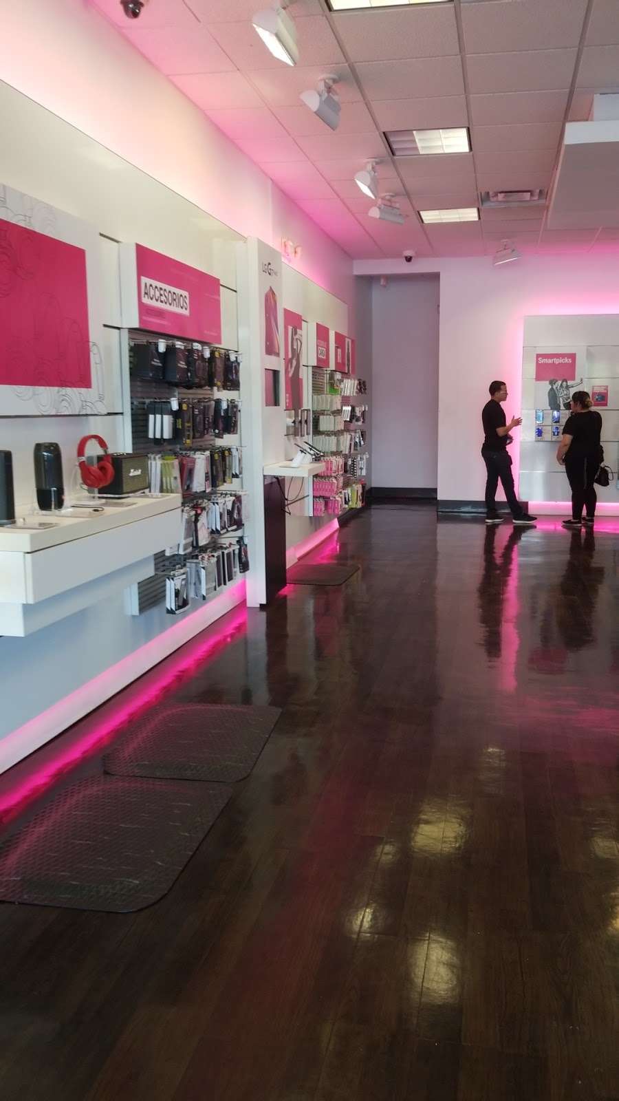 T-Mobile | 9751 Webb Chapel Rd Suite 300, Dallas, TX 75220, USA | Phone: (214) 351-9417