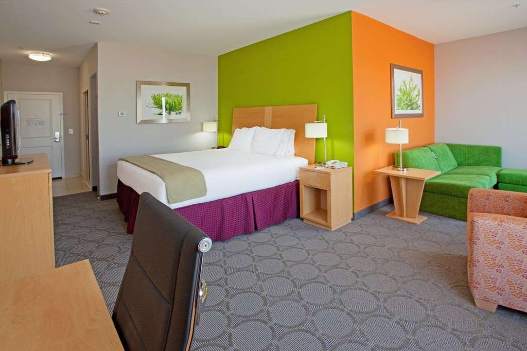 Holiday Inn Express & Suites Clute - Lake Jackson | 1117 Highway 332 West, Clute, TX 77531, USA | Phone: (979) 266-8746