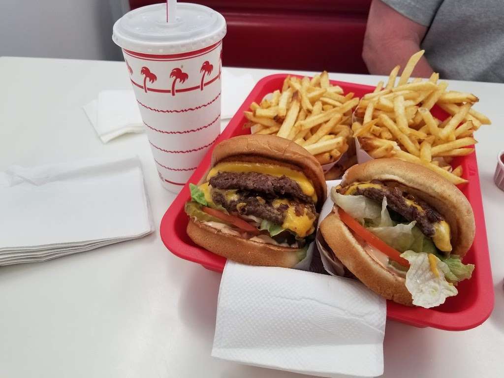 In-N-Out Burger | 108 E Easton St, Rialto, CA 92376, USA | Phone: (800) 786-1000