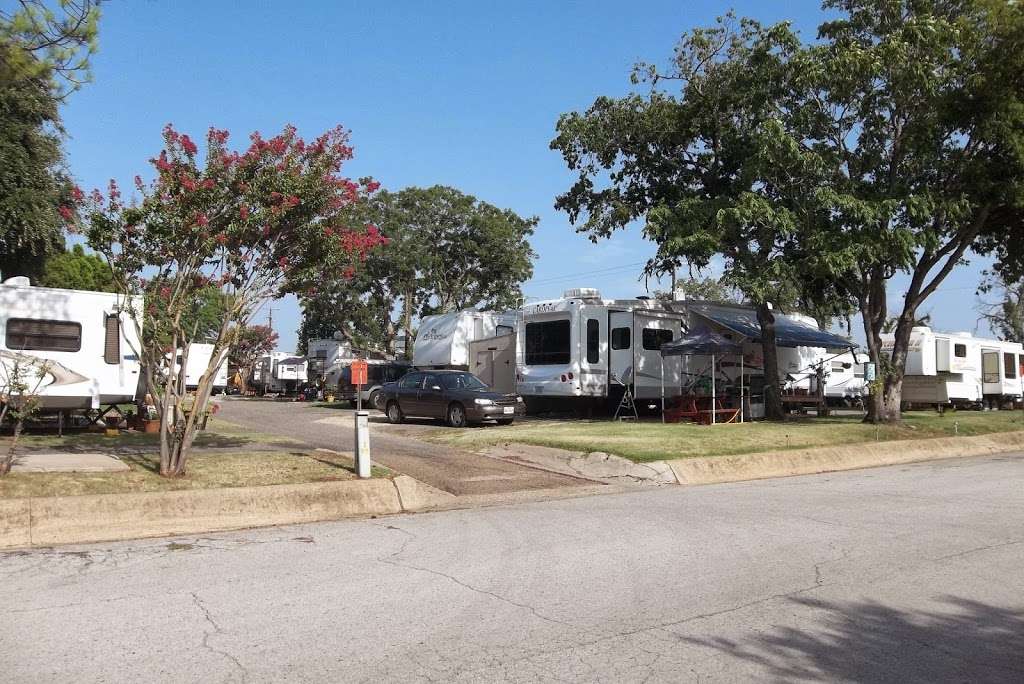 Sandy Lake MH & RV Resort | 1915 Sandy Lake Rd, Carrollton, TX 75006 | Phone: (972) 242-6808