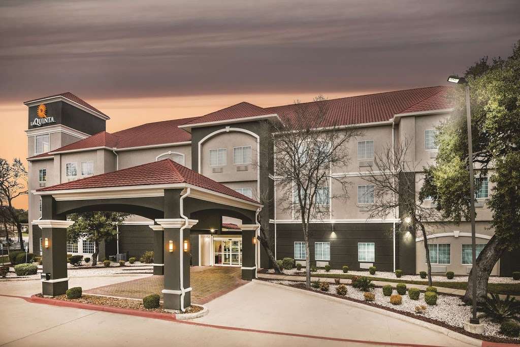 La Quinta Inn & Suites by Wyndham San Antonio The Dominion | 25042 I-10, San Antonio, TX 78257, USA | Phone: (210) 564-6700