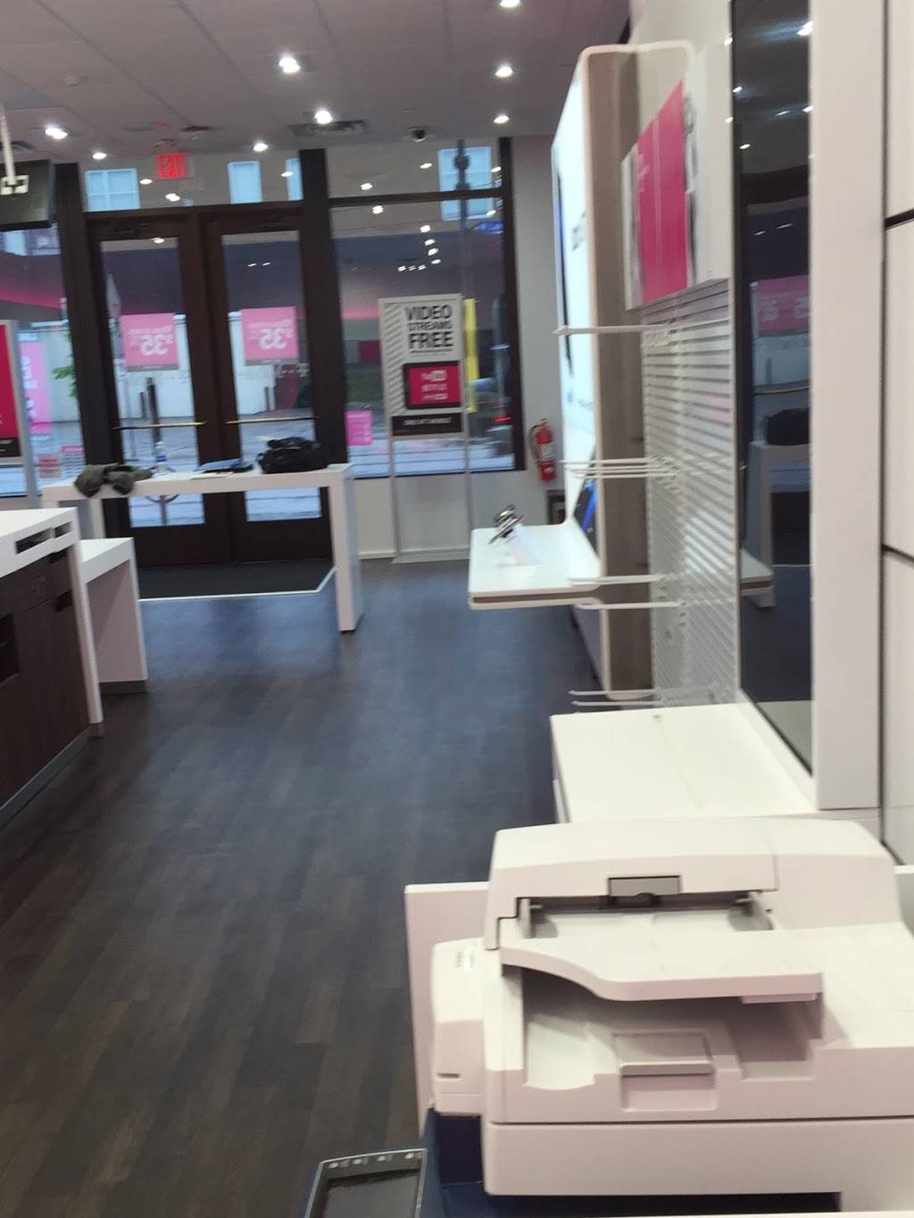 T-Mobile | 1221 W Lake St Suite 101, Minneapolis, MN 55408, USA | Phone: (612) 827-8970