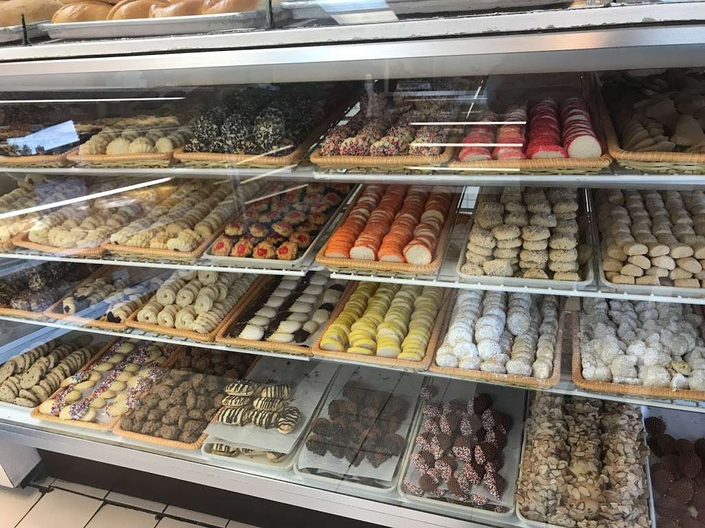 Levinsons Bakery | 2856 W Devon Ave, Chicago, IL 60659 | Phone: (773) 761-3174