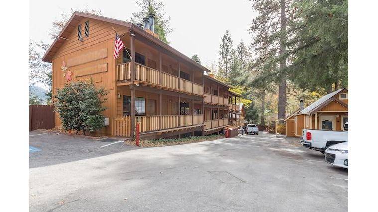 Sleepy Hollow Cabins & Hotel | 24033 Lake Dr, Crestline, CA 92325, USA | Phone: (909) 338-2718