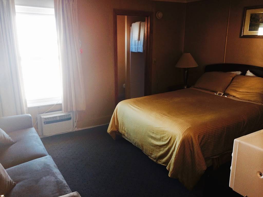 Moulton Hotel | 245 Ocean Blvd, Hampton, NH 03842, USA | Phone: (603) 926-2951