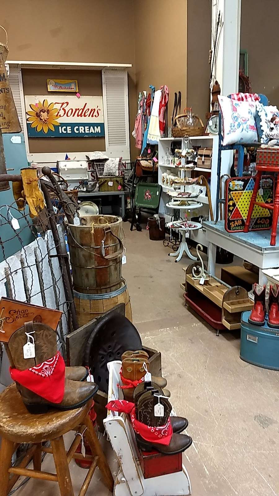 The Parkville Antique Mall | 173 English Landing Dr, Parkville, MO 64152, USA | Phone: (816) 741-6255