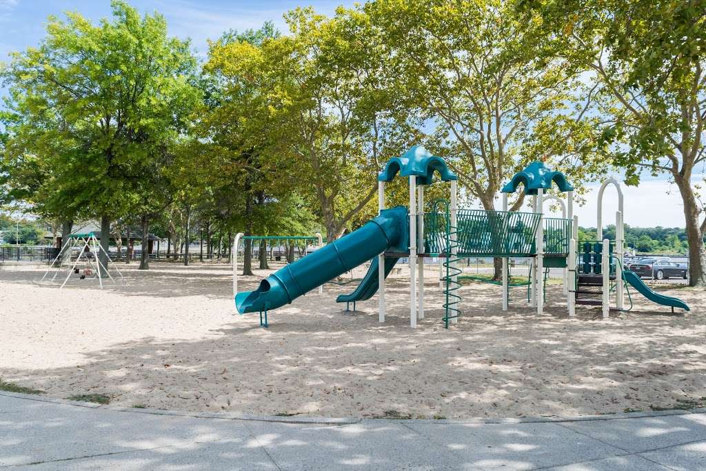 North Hempstead Beach Park | 175 W Shore Rd, Port Washington, NY 11050, USA | Phone: (516) 869-6311