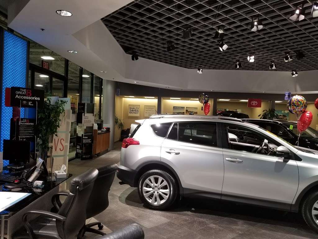 Bredemann Toyota | 1301 W Dempster St, Park Ridge, IL 60068, USA | Phone: (847) 655-1435