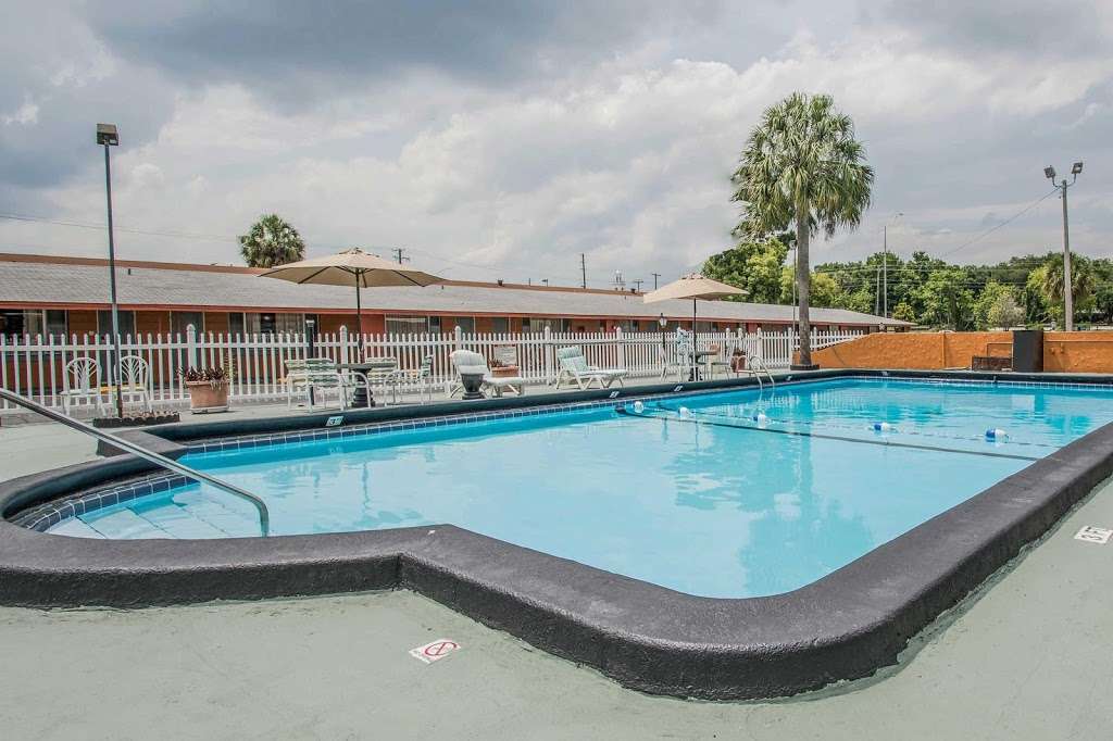 Rodeway Inn & Suites | 1911 Cypress Gardens Blvd, Winter Haven, FL 33884, USA | Phone: (863) 324-5994