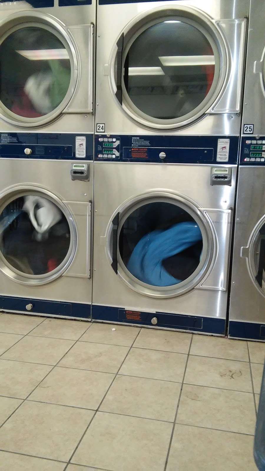 Royal Laundromat | 9546 Allisonville Rd #103, Indianapolis, IN 46250, USA | Phone: (317) 842-5309