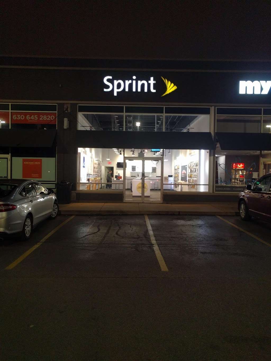 Sprint Store | 2000 N Clybourn Ave, Chicago, IL 60614, USA | Phone: (773) 935-5065