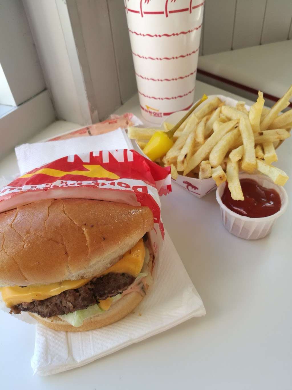 In-N-Out Burger | 108 E Easton St, Rialto, CA 92376, USA | Phone: (800) 786-1000