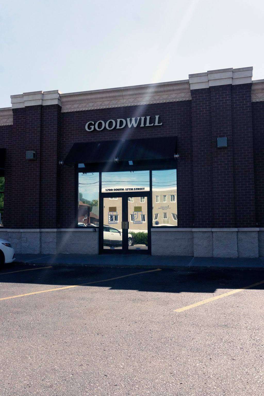 Goodwill | 1700 S 17th St, Lincoln, NE 68502, USA | Phone: (402) 438-1109