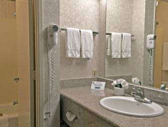 Travelodge Santa Clarita | 17843 Sierra Hwy, Santa Clarita, CA 91351, USA | Phone: (661) 252-1716