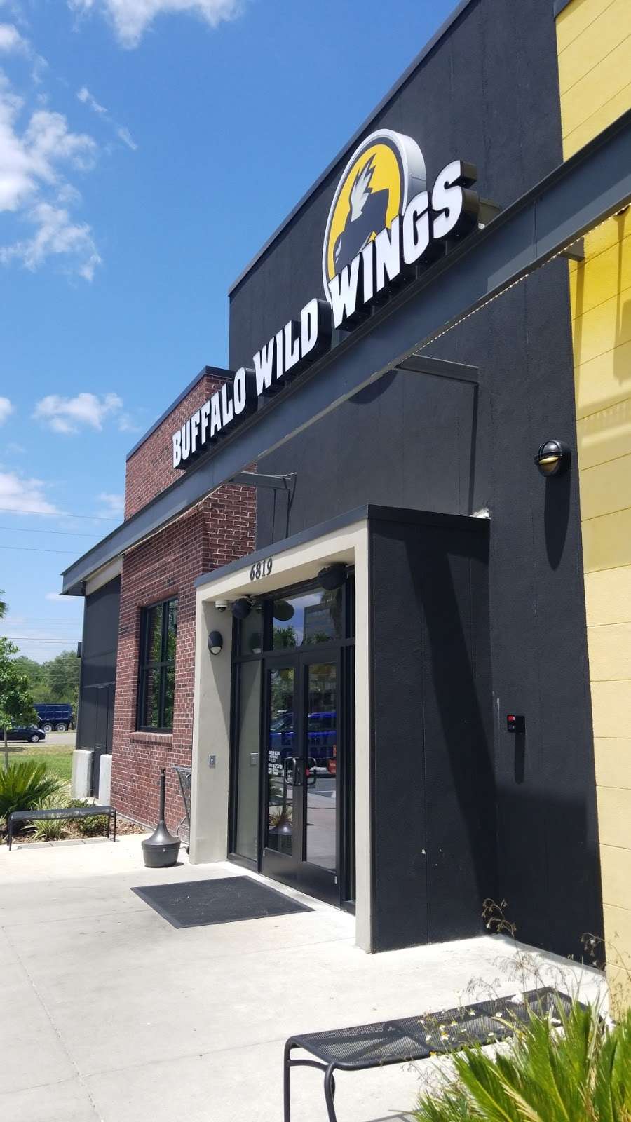 Buffalo Wild Wings | 6819 S Semoran Blvd, Orlando, FL 32822 | Phone: (407) 852-0910