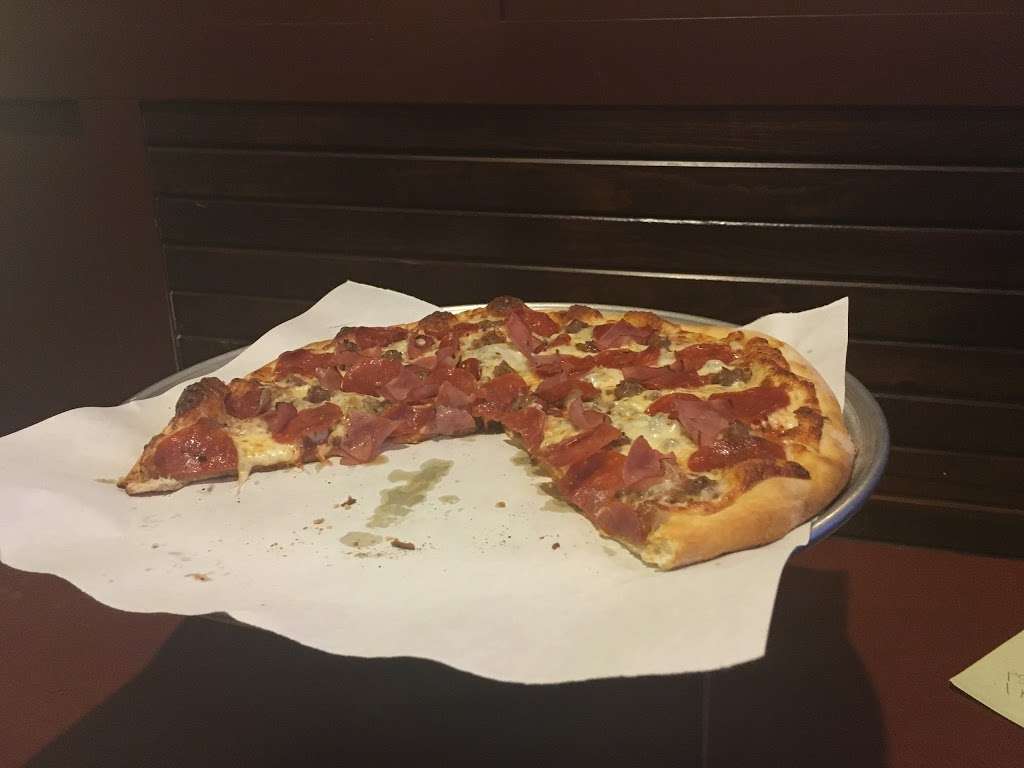 Justines Pizza | 241 S Elm Ave, Eaton, CO 80615 | Phone: (970) 454-1300