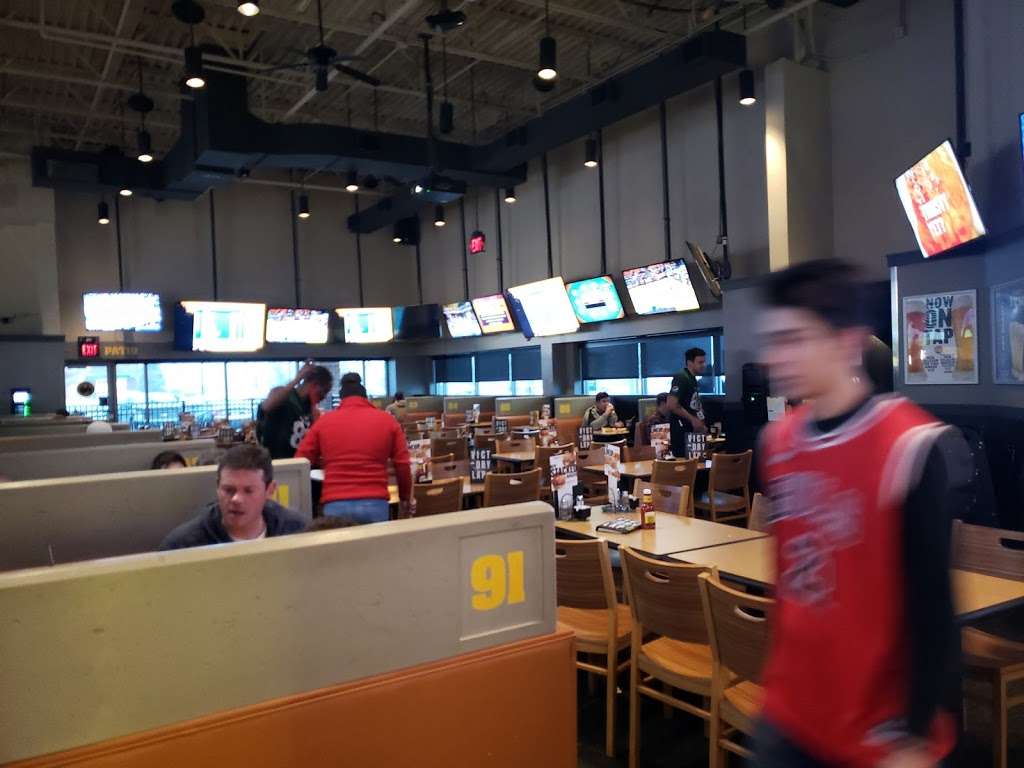 Buffalo Wild Wings | 2555 W 75th St, Naperville, IL 60540, USA | Phone: (630) 369-9464