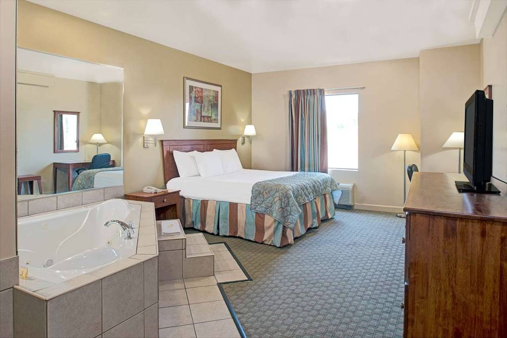 Days Inn by Wyndham Downtown St. Louis | 2810 N 9th St, St. Louis, MO 63147, USA | Phone: (314) 492-8824