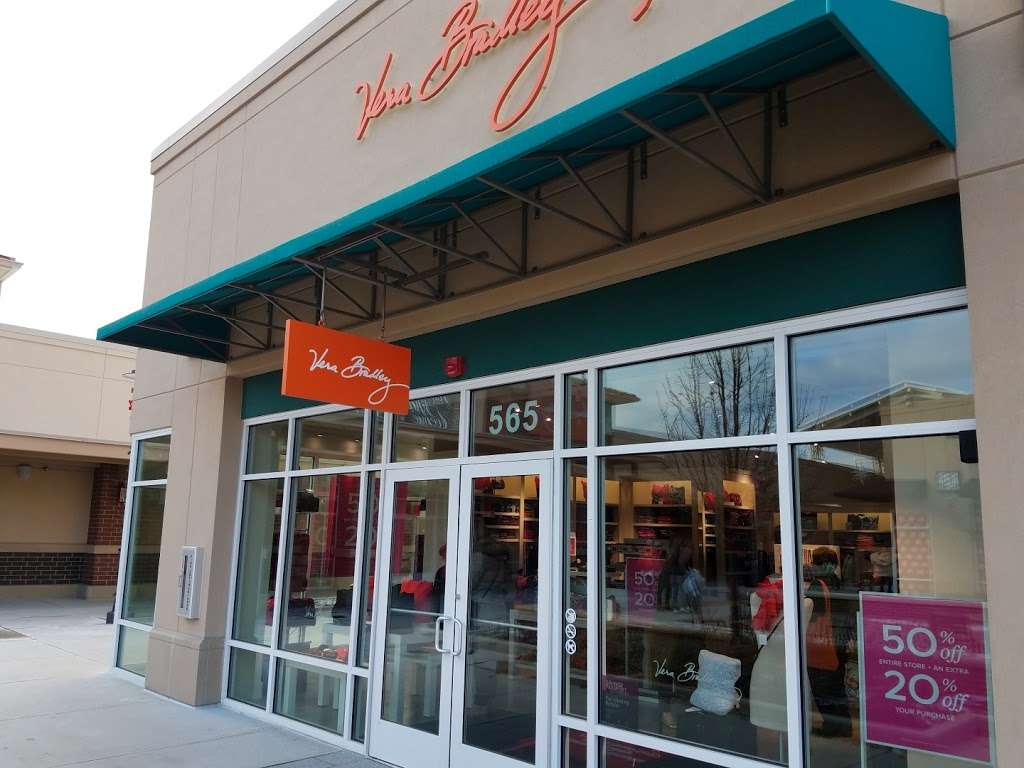 Vera Bradley Factory Outlet | 1650 Premium Outlet Blvd Suite 565, Aurora, IL 60502, USA | Phone: (630) 585-7661